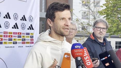 Für die USA-Reise der Nationalmannschaft hat Bundestrainer Julian Nagelsmann einige Debütanten ins Team geholt. Thomas Müller ist dabei vor allem von einem begeistert.