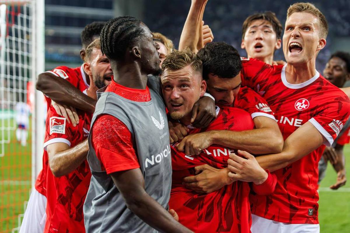 Kaiserslautern siegt im Traditionsduell mit Schalke, zwischen Braunschweig und Fürth klingelt es gewaltig. Die Highlights der Freitags- und Samstagsspiele der 2. Bundesliga.