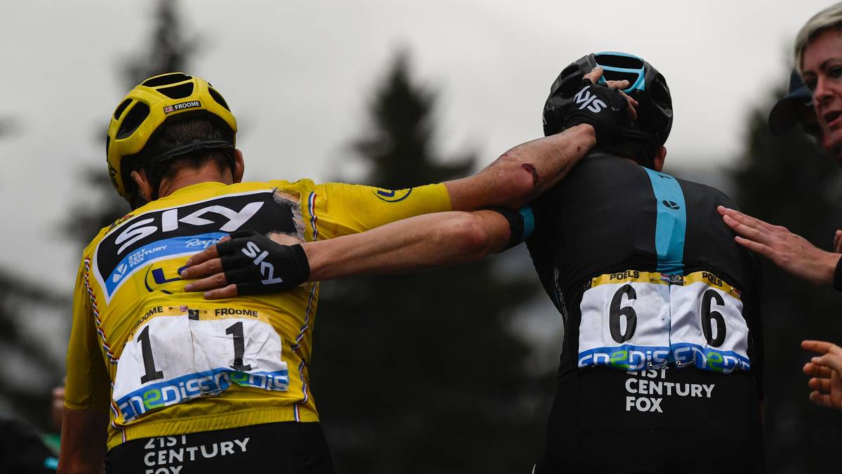 Chris Froome (l.) bedankt sich im Ziel bei seinem Edelhelfer Wouter Poels. Der Niederländer zieht den nach einem Sturz lädierten Spitzenreiter ins Ziel - auch wenn der Brite einige Sekunden verliert
