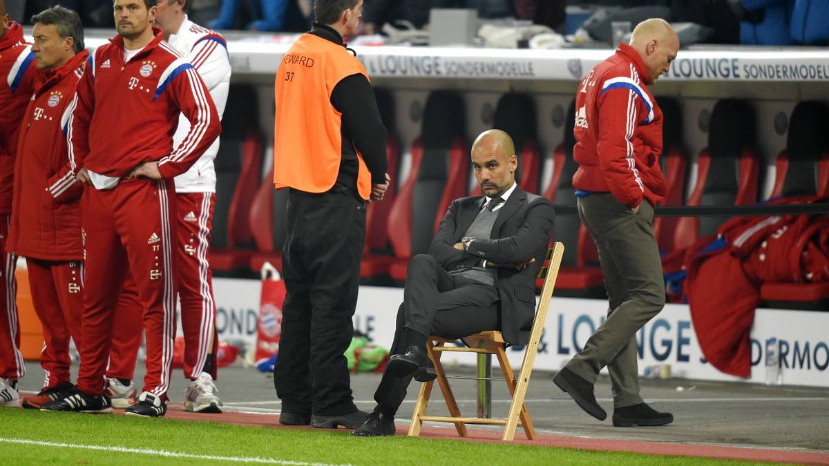 Die Coachingzone ist am Mittwoch Pep Guardiolas große Showbühne. Das Elfmeterschießen seines FC Bayern bei Bayer Leverkusen verfolgt der Startrainer aus einer neuen Perspektive. Guardiola sitzt auf einem Holzstuhl und bangt ums Weiterkommen im DFB-Pokal. Dieses Bild wird schnell zum Hit in den Sozialen Netzwerken