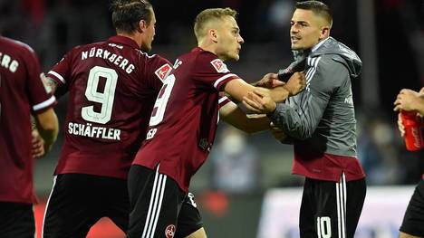 Hitzige Emotionen nach der Nullnummer beim 1. FC Nürnberg: (v.l.) Manuel Schäffler und Tim Handwerker halten den nach seinem Platzverweis erbosten Nikola Dovedan zurück