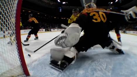 Die deutsche U20 kassiert bei der Eishockey-WM der Junioren in den USA eine bittere 1:8-Abreibung gegen Schweden. Das letzte Tor fällt in der Schlusssekunde - und lässt die Reporter noch aus einem ganz anderen Grund verzweifeln.