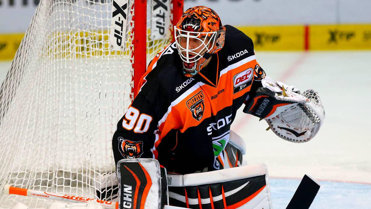 In der Saison 2014/15 hat Grizzlys-Keeper FELIX BRÜCKMANN die beste Fangquote der DEL, 2016 pariert der Nationalspieler in den Halbfinals knapp 94 Prozent der Pucks auf seinen Kasten. Er zählt zu den reaktionsstärksten Goalies der Liga