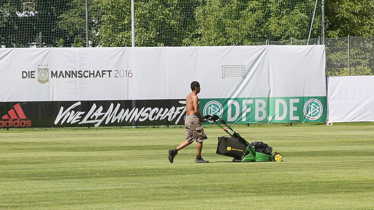 Der Rasen auf dem Trainingsgelände wird vor dem ersten Training noch mal gestutzt