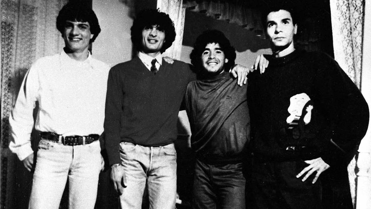 Diego Armando Maradona (2.v.re.) zu Gast bei Mafiaboss Carmine Giuliano (2.v.li.)