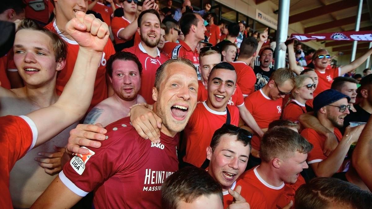 Und auch prominenter Fan gesellt sich dazu. Oliver Pocher singt und tanzt auf der Tribüne. Fehlt eigentlich nur noch Gerhard Schröder