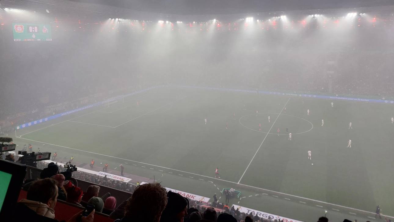 Weißer Nebel hing minutenlang im Stadion in Leverkusen