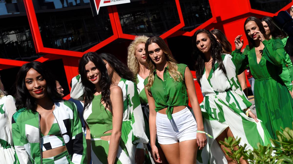 Monza (Formel 1): Noch mehr gilt das für die Grid Girls von Monza. Sie schreiten durchs Fahrerlager...