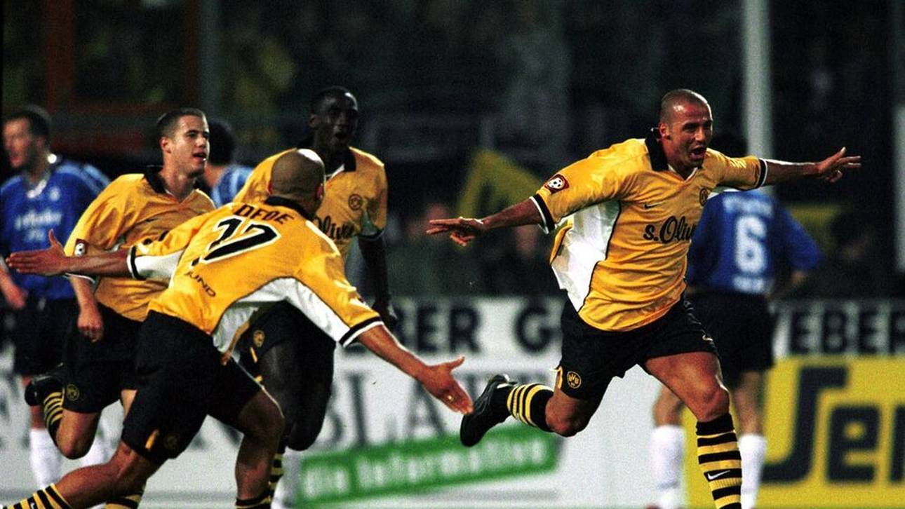 Giuseppe Reina (BVB, re.) jubelt über seinen Treffer zum 1:0 beim Auswärtssieg in Bielefeld