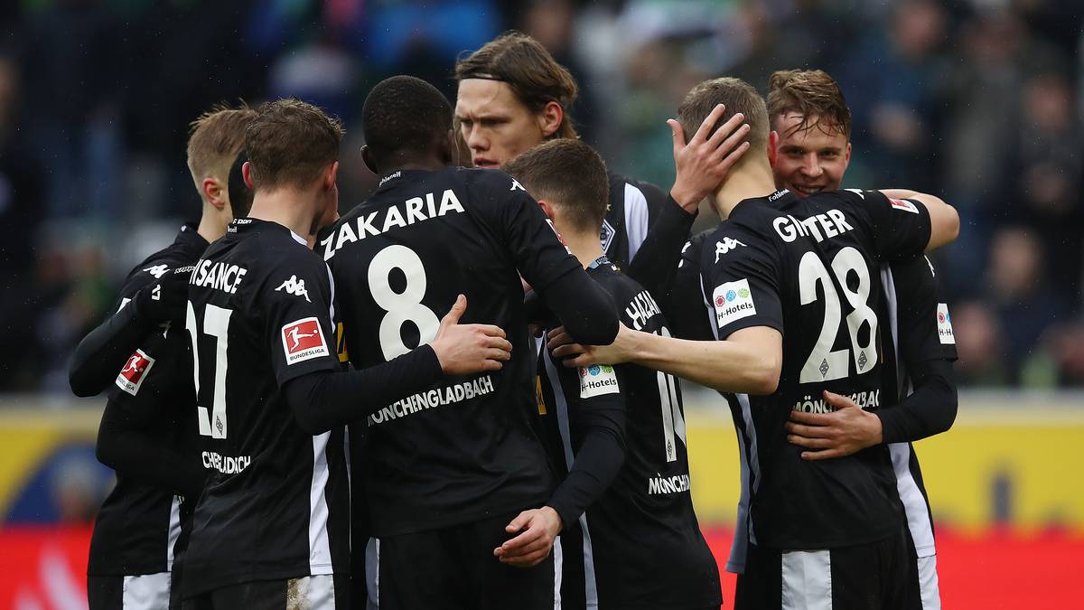 In der 10. Minute wird die Laune direkt noch mal ein gutes Stück besser: Matthias Ginter (2.v.r.) köpft nach einer Ecke vollkommen freistehend zur Gladbacher Führung gegen Augsburg ein