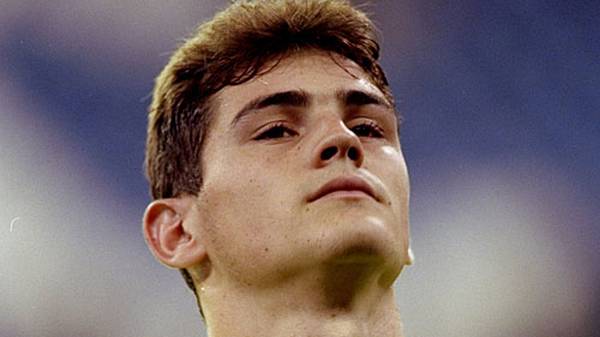 Auch weil Illgner verletzungsbedingt ausfällt, wird Casillas im Dezember 1999 zum Stammkeeper bei Real. Trainer Vicente del Bosque, der heutige Nationalcoach, vertraut dem Nachwuchsmann