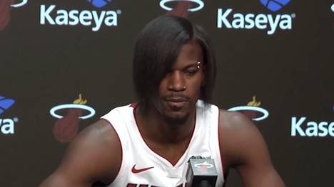 Auf der Pressekonferenz der Miami Heats überrascht Jimmy Butler mit neuer, etwas außergewöhnlicher Frisur - und erinnert damit auch etwas an Sängerin Rihanna.