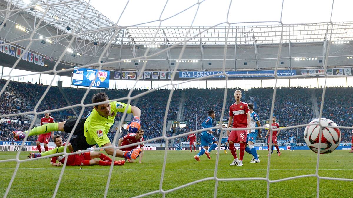 Dabei setzt 1899 den ersten Treffer. Stuttgarts Schlussmann Sven Ulreich hat das Nachsehen bei einem Schuss von... 