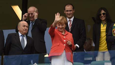 Bundeskanzlerin Angela Merkel und Ex-FIFA-Präsident Sepp Blatter bei der WM 2014