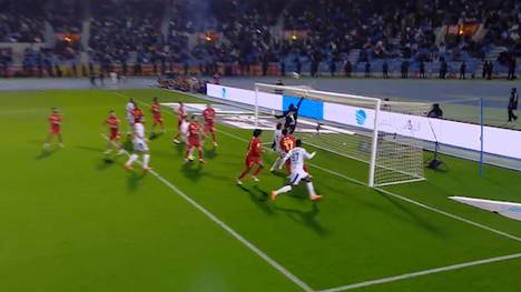 Ruben Neves überrascht in der Saudi Pro League einen ehemaligen Torhüter aus der Bundesliga mit einem Kunstschuss - und darf sich anschließend ausgelassen freuen. 