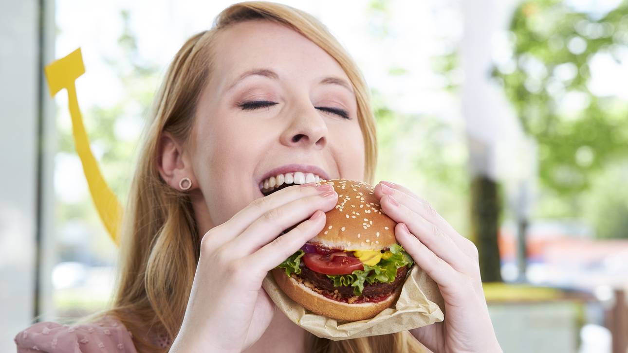 Der Deutschlandburger von McDonald’s wird in Graspapier verpackt