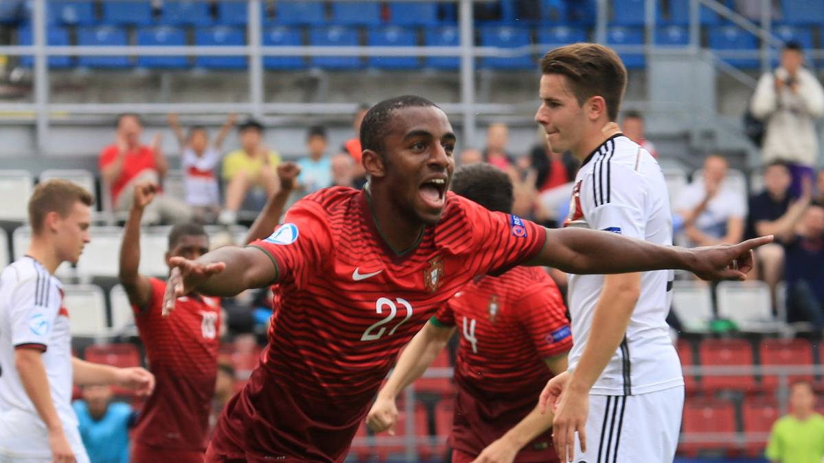 CHRISTIAN GÜNTER (h.): Auf der linken Abwehrseite ständig in Atem gehalten von Joao Mario und Ricardo. Deckt bei der Ecke zum 0:2 den freien Raum, hebt vor dem 0:3 das Abseits auf und steht dann auch noch falsch gegen Vorbereiter Joao Mario - SPORT1-Note: 5