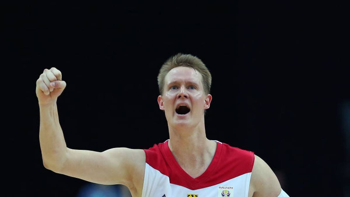 Ähnliches wird auch von Benzing erwartet. Der Kapitän wird in den meisten Partien von der Bank kommen, ist aber jederzeit in der Lage zu scoren. Defensiv zählt der 31-Jährige aber nicht zu den besten Spielern des deutschen Teams. Dennoch wird Benzing eine wichtige Rolle im DBB-Team einnehmen. Remis, Stand: 5:3