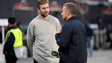 Christoph Kramer im Gespräch mit Bundestrainer Hansi Flick