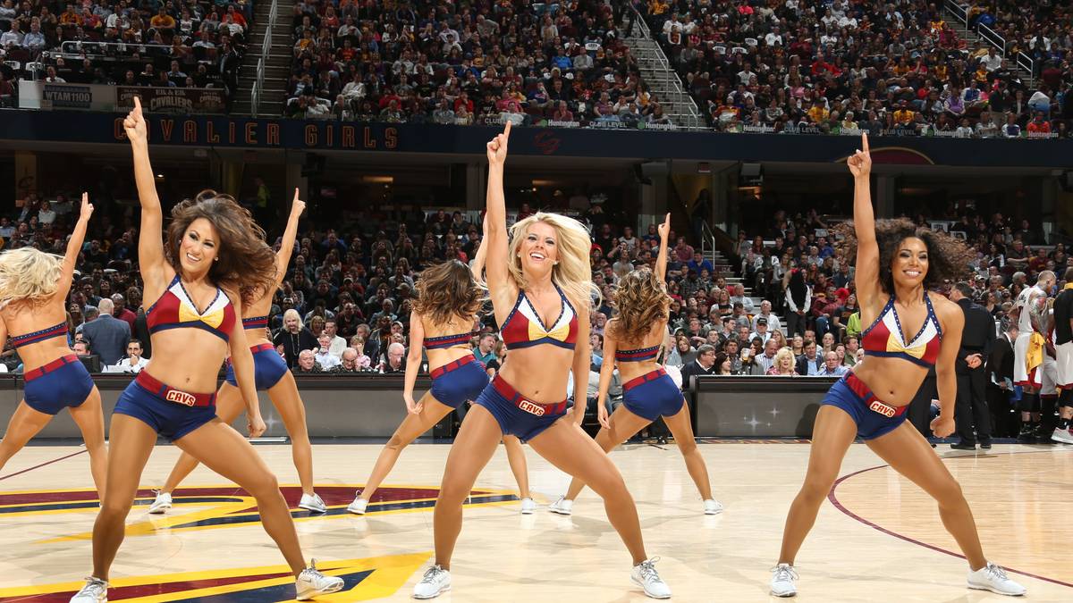 2. April: The only way is up, Baby....! Die Cleveland Cavaliers Dancers haben den einstigen Hit von Yazz absolut verinnerlicht und geben die Richting für LeBron James und seine Cavs vor...