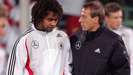 In letzter Sekunde wurde Patrick Owomoyela von Jürgen Klinsmann für die Heim-WM 2006 ausgebootet. Im SPORT1-Talkformat "Deep Dive" verrät er, wie das ablief - und enthüllt ein mysteriöses Telefonat mit Oliver Bierhoff.