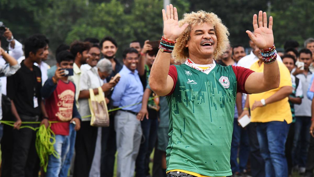 So kennen und lieben die Fans die kolumbianische Fußballlegende Carlos Valderrama: mit üppiger Lockenpracht. Doch nun hat sich der 57-Jährige von seinem Markenzeichen getrennt ...