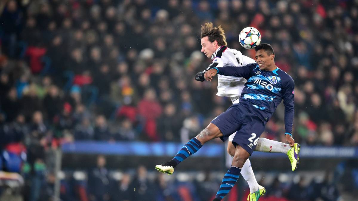 Luftduell zwischen Basels Luca Zuffi (l.) und Portos Alex Sandro