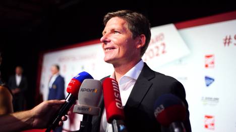 Seit einigen Tagen ist Klar: Manchester United baggert an Kevin Trapp. Auf der Gala des Sport-Bild-Awards, beziehen SGE-Coach Oliver Glasner und Kevin Trapp selber Stellung.