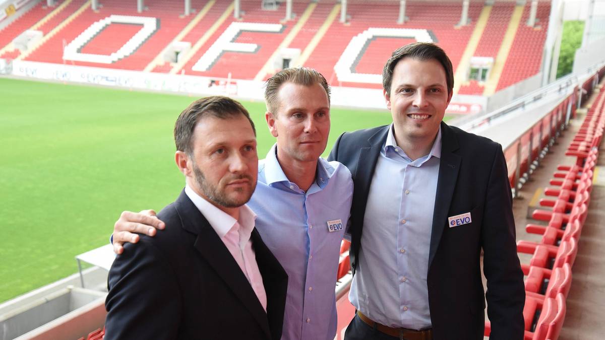 OFC-Geschäftsführer Christopher Fiori (r.) mit Manager Seah Mehic (l.) und Trainer Daniel Steuernagel