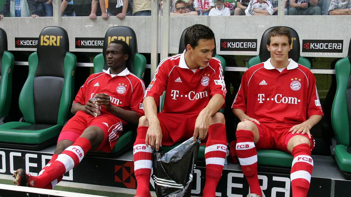 Louis Ngwat-Mahop (li.) spielte gemeinsam mit Mats Hummels (Mi.) für die Reserve der Bayern