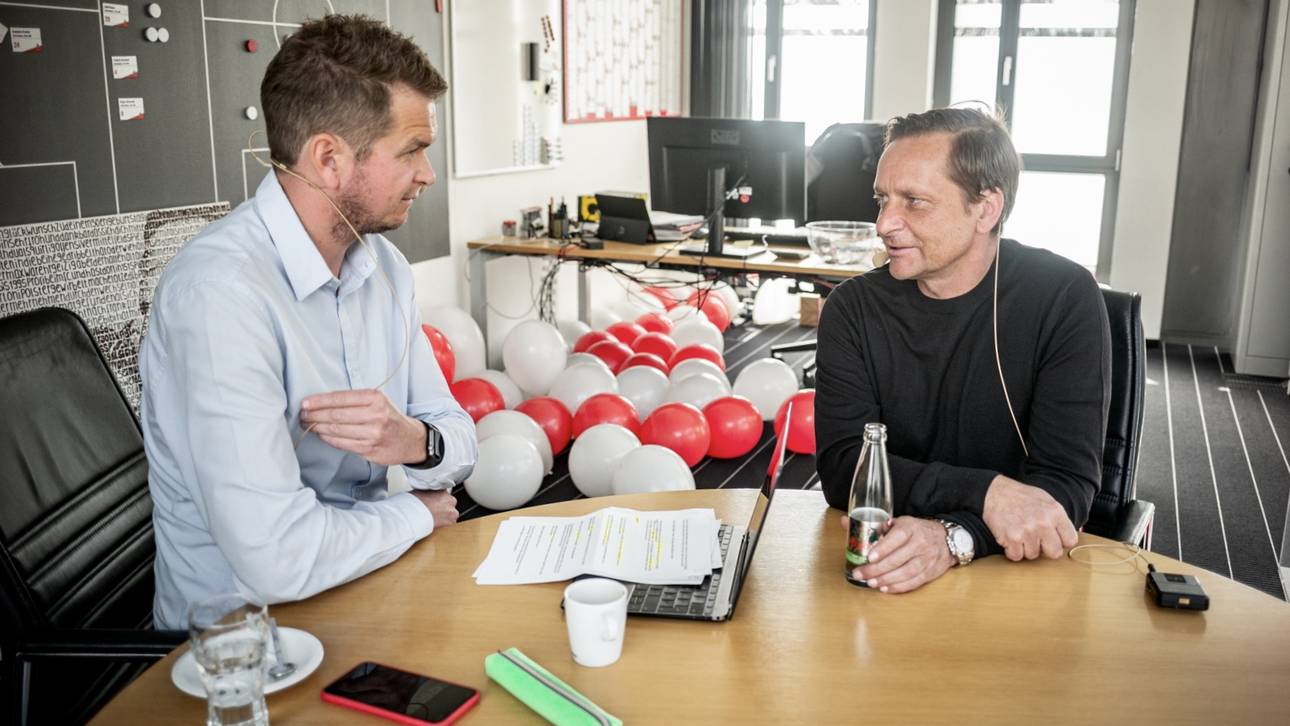 Lieber-Fußball-Gastgeber Tobias Holtkamp im Gespräch mit Horst Heldt