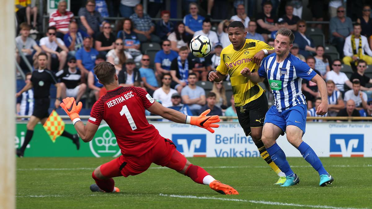 PAUL-PHILIPP BESONG: Der bullige Mittelstürmer gab nach einer Knie-Entzündung erst am 22. Spieltag sein Saison-Debüt und erzielte seitdem vier Tore in fünf Spielen. Als Belohnung wurde er von Lucien Favre vor dem Spiel gegen Düsseldorf ins Training der Profis beordert