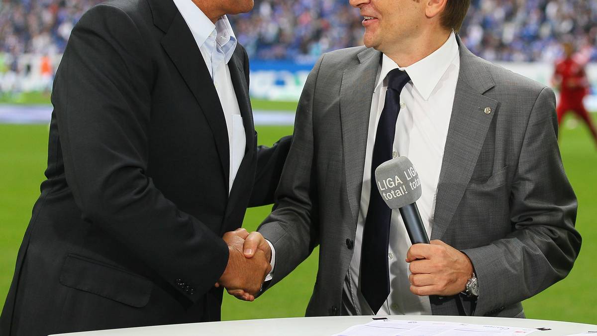 Stevens trat mit beiden Klubs in Verhandlungen, das große Thema seiner letzten Kolumnen deshalb: er selbst. "Ich bin ein freier Trainer, ich höre mir alles an", schrieb er. Der HSV nahm ihn letztlich nicht, er schlug deshalb bei S04-Manager Horst Heldt ein