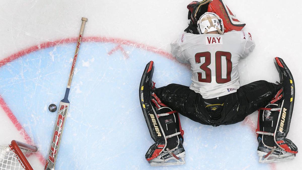 Der ungarische Torhüter hat sowohl den Puck als auch seinen Schläger kurzzeitig aus den Augen verloren. Solche Momente der Verwirrung nutzen die Amerikaner natürlich und feiern einen ungefährdeten Sieg