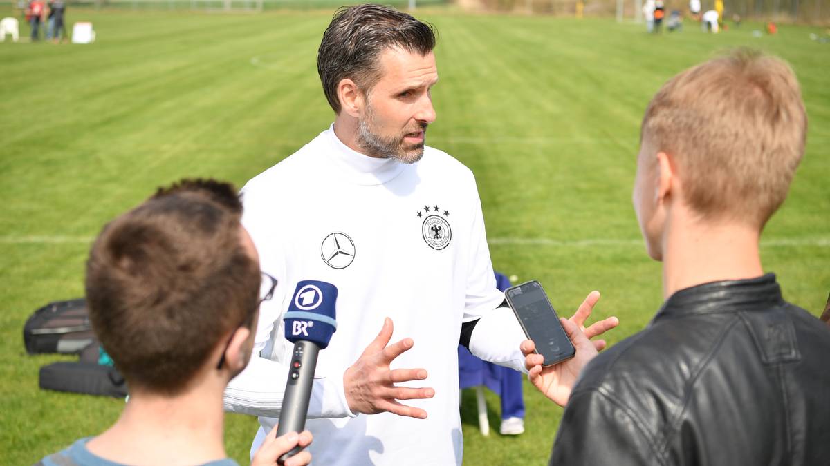 Marc Ziegler, Torwartkoordinator des DFB, will diesen Trend umkehren und die deutsche Torwarttradition neu aufleben lassen. Zu diesem Zweck lud Ziegler die besten deutschen Nachwuchskeeper zu einem mehrtägigen DFB-Camp ein