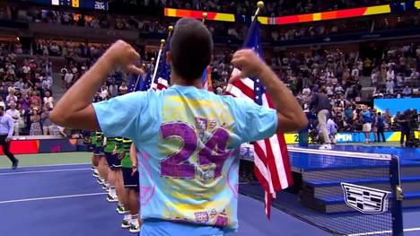 Novak Djokovic hat das Finale der US Open gegen Daniil Medvedev gewonnen. Damit feiert der Serbe seinen 24. Grand-Slam-Titel und egalisiert damit den 50 Jahre alten Rekord der Australierin Margaret Court. Bei der Siegerehrung erinnert Djokovic mit einer besonderen Geste an den verstorbenen Kobe Bryant. 