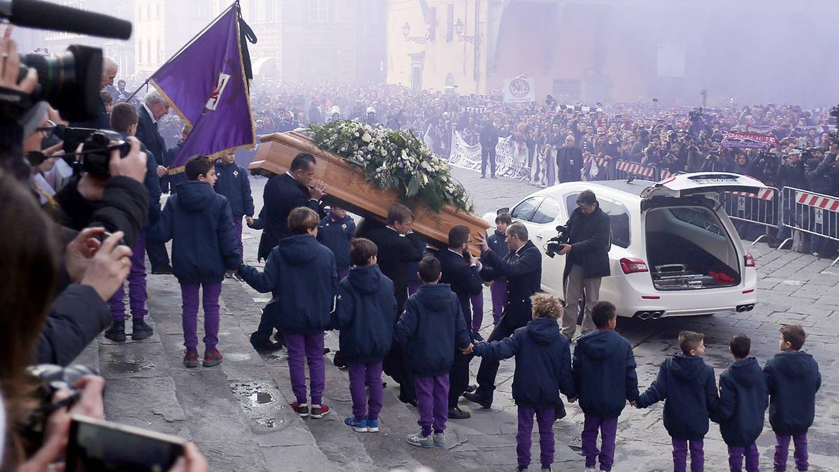 Astori war mit nur 31 Jahren einem Herzversagen erlegen und am vergangenen Donnerstag unter großer Anteilnahme der Bevölkerung, hochrangiger Politiker sowie der italienische Fußball-Prominenz beigesetzt worden war