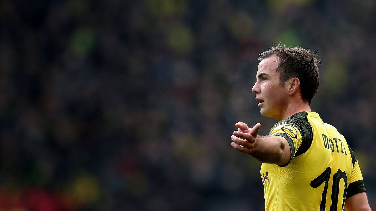 MARIO GÖTZE: Der falsche Neuner überzeugt mit und vor allem hinter Reus. Ohne seinen besten Kumpel geht der WM-Held von 2014 meist unter. Götze allein kann es im Sturmzentrum nicht richten, auch wenn er sich zu den Vorjahren wieder gesteigert und verbessert hat. Trotzdem ist der 26-Jährige mehr Vorbereiter als Torjäger