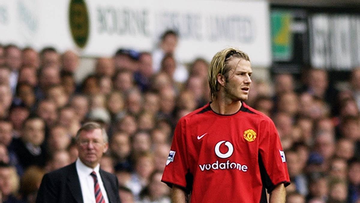 Das Verletzungspech klebt Beckham auch zu Beginn der Saison 2002/03 an den Schuhen. Sein Stammplatz bei ManUnited wackelt genauso gefährlich wie das Verhältnis zu Coach Sir Alex Ferguson. Bei einem Streit in der Kabine schießt ihm dieser sogar einen Schuh an den Kopf. Der Mittelfeldstar trägt dabei einen Cut über dem Auge davon. Das Tischtuch zwischen Trainer und Spieler scheint unwiderruflich zerschnitten