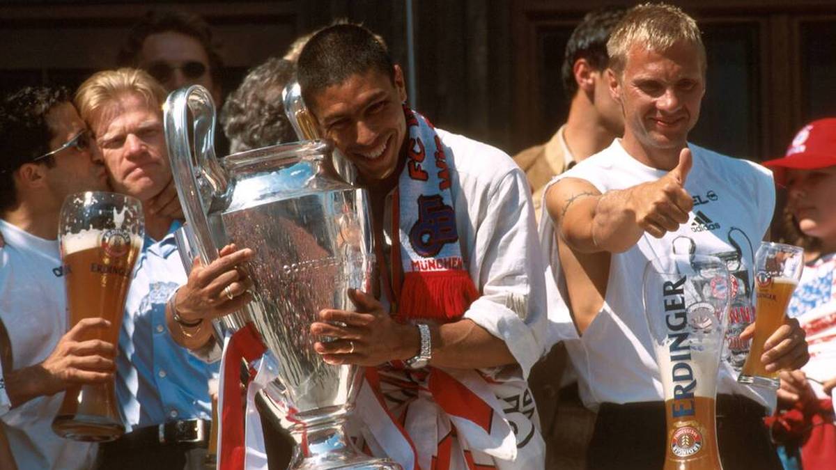 2001: Giovane Elber umarmt den Champions-League-Pokal am Marienplatz