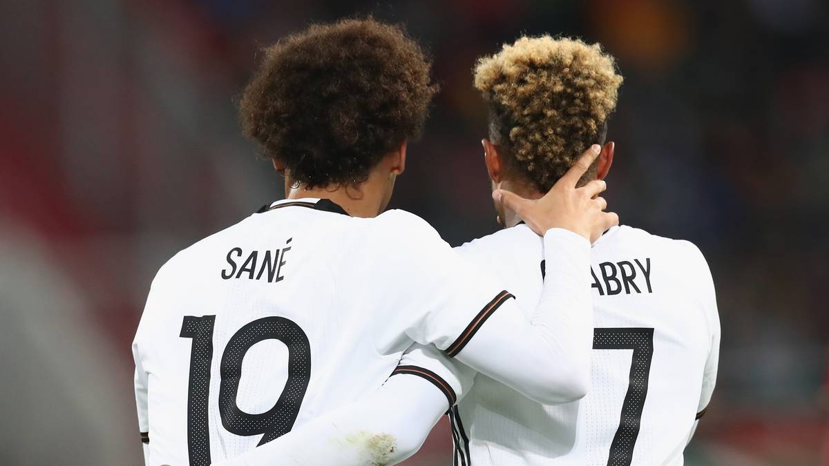 Weltmeister, Olympia-Silbermedaillengewinner, 50-Millionen-Transfers: Im entscheidenden EM-Quali-Spiel gegen Russland trat die deutsche U21 in Gala-Besetzung an. Ob Ginter, Gnabry, Sane und Co. 2017 dann auch zur U21-EM nach Polen reisen, ist noch offen - die in der Quali makellosen DFB-Junioren aber scheinen schon jetzt Mitfavorit auf den Titel