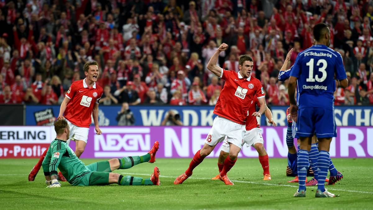 Doch nach 25 Minuten ändert sich das Bild. Mainz bekommt mehr Ruhe in seine Aktionen und nutzt gleich die erste Chance zum Tor. Stefan Bell bestraft nach einer Ecke die unorganisierte Defensive der Königsblauen und schiebt zum 1:0 ein 