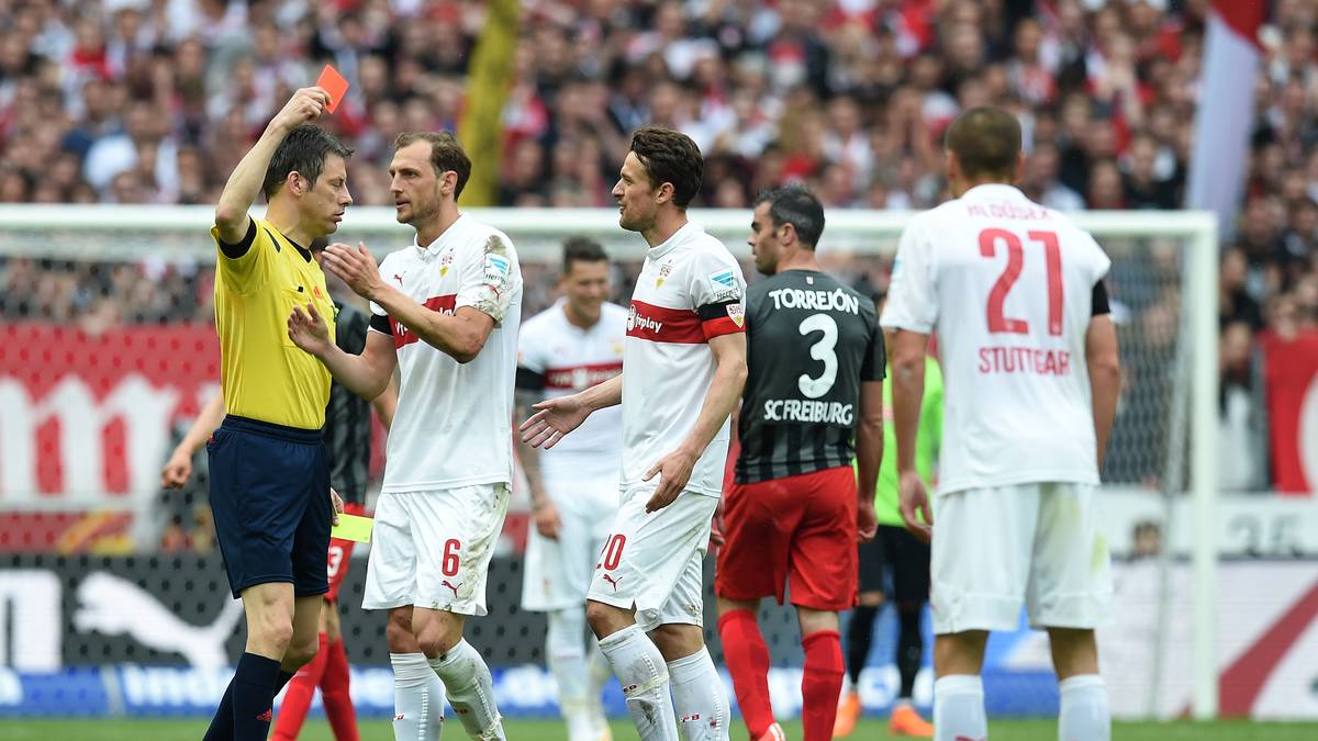 Und es kommt noch schlimmer für den VfB. Hlousek sieht für wiederholtes Foulspiel Gelb-Rot. Ab der 66. Minute spielen die Stuttgarter in Unterzahl