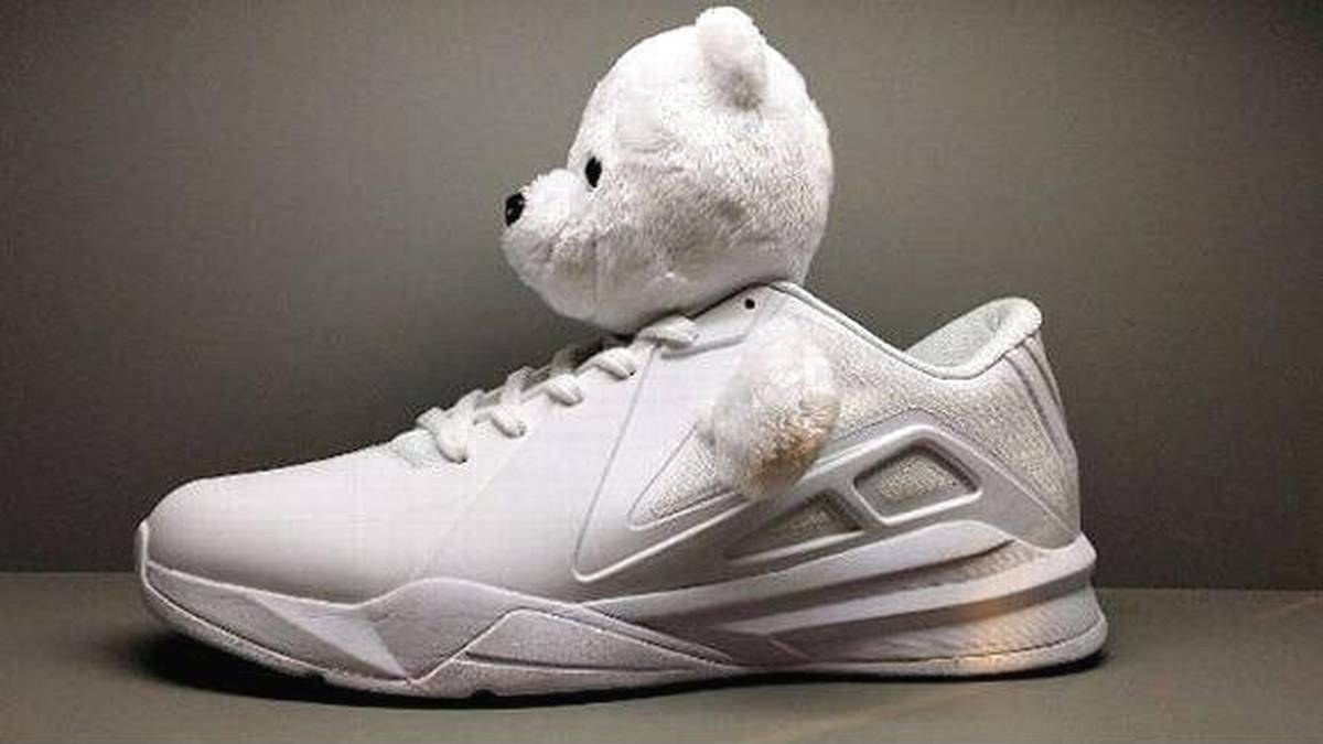 Basketballer Metta World Peace, vormals Ron Artest, heißt mit chinesischem Namen jetzt Panda Friend - und hat sich mal eben entsprechende Schuhe anfertigen lassen. Auf jeden Fall putziger und knuffiger als der NBA-Rüpel zu seinen "besten" Zeiten