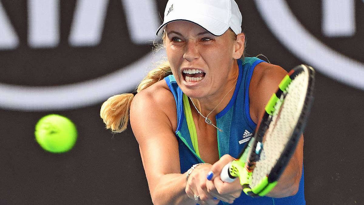 Die hohen Temperaturen sind für die Tennis-Stars eine Herausforderung. Wohl dem, der den Ausschnitt wie Caroline Wozniacki variieren kann. Die Dänin zieht den Reißverschluss herab und verschafft sich Abkühlung