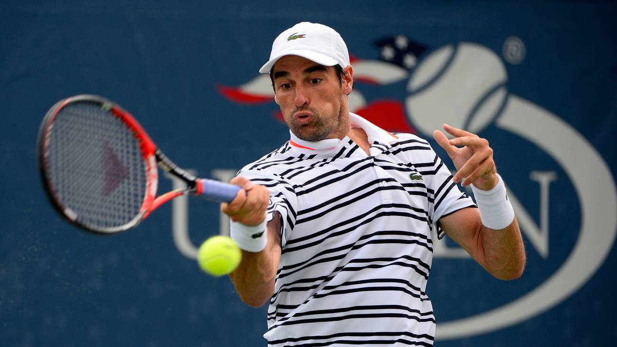 Aber jetzt auch mal etwas in Sachen Mode: Jeremy Chardy gibt gegen Martin Klizan ein bisschen das Streifenhörnchen