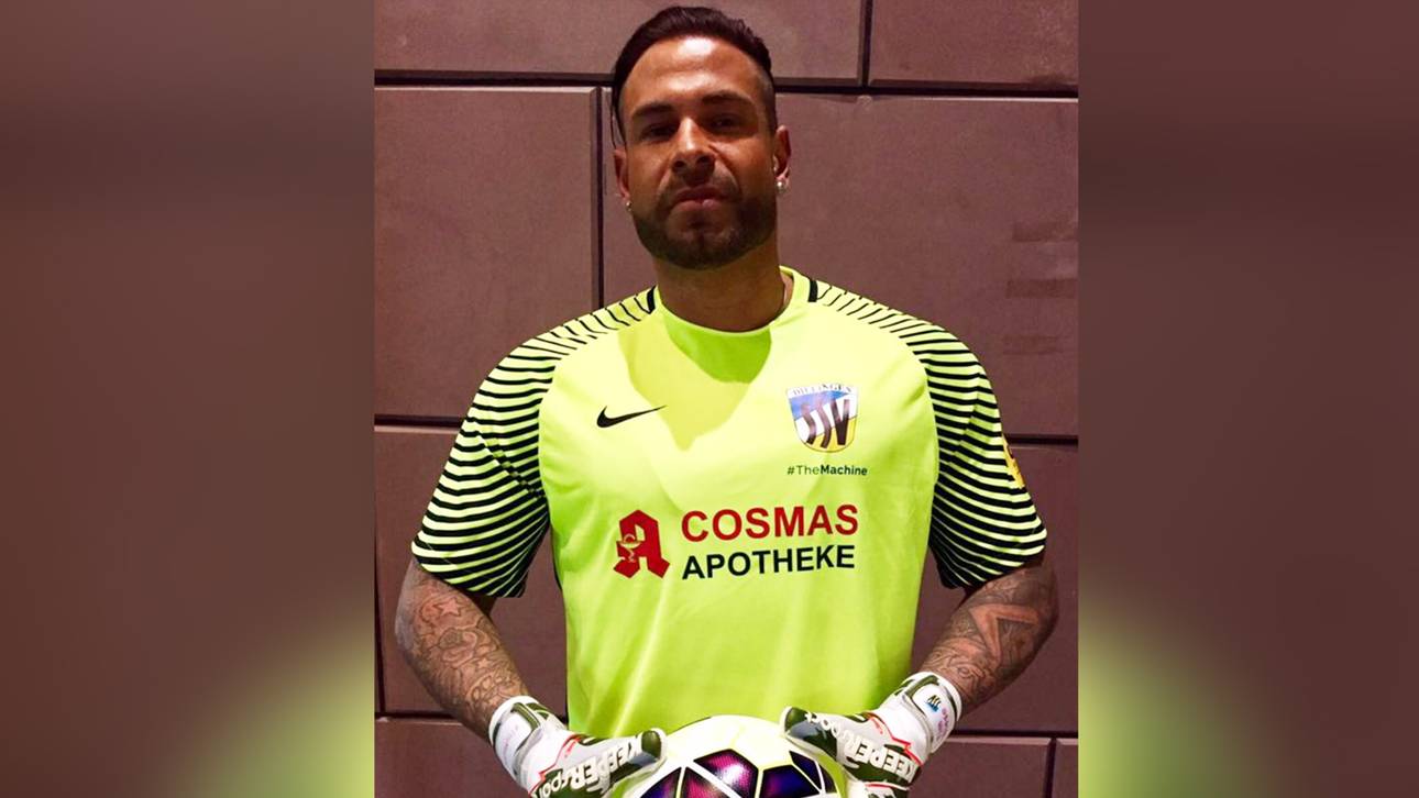 Wiese zeigt sich im Torwart-Trikot