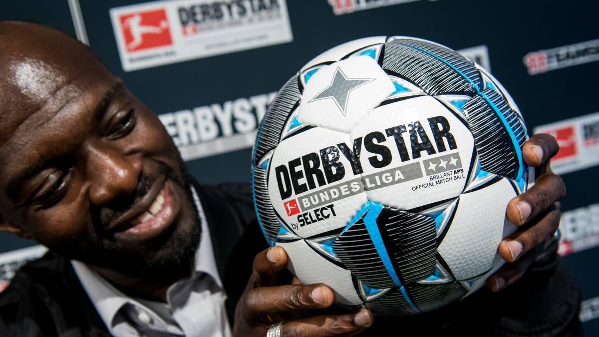 Der "Brillant APS" von Ausrüster Derbystar ist hauptsächlich in Schwarz-Weiß gehalten und weist zudem hellblaue Farbtöne auf