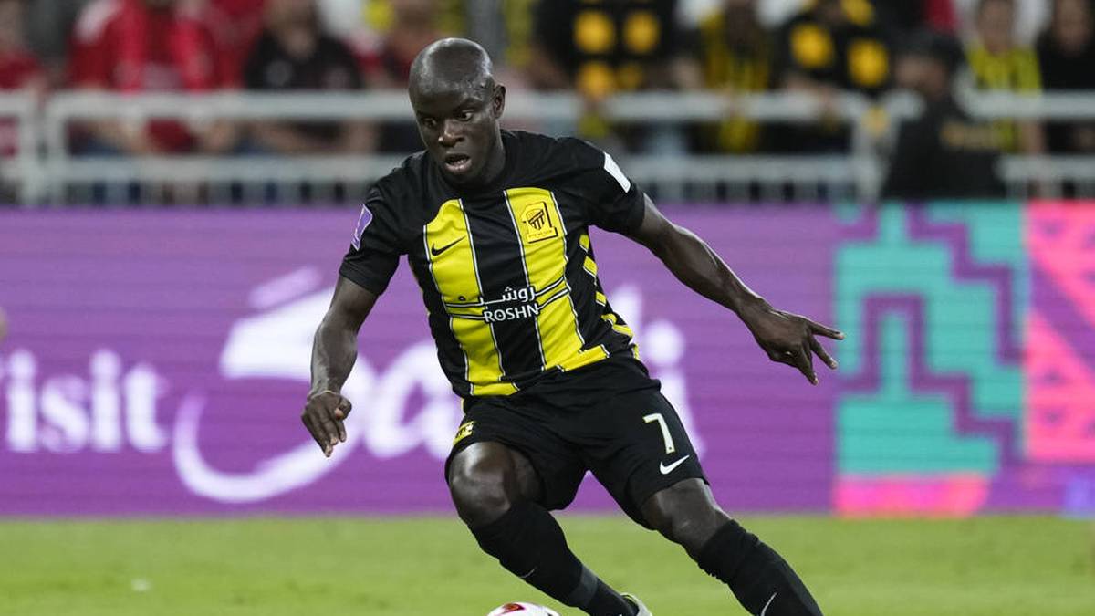 N’Golo Kanté (Al-Ittihad Club):
Der Weltmeister von 2018 wird für seinen freundlichen Charakter von Fans geliebt. Seit Juni 2023 spielt der Franzose für den Al-Ittihad Club. Kanté gewann mit dem Verein die Saudi Pro League im Jahr 2025.