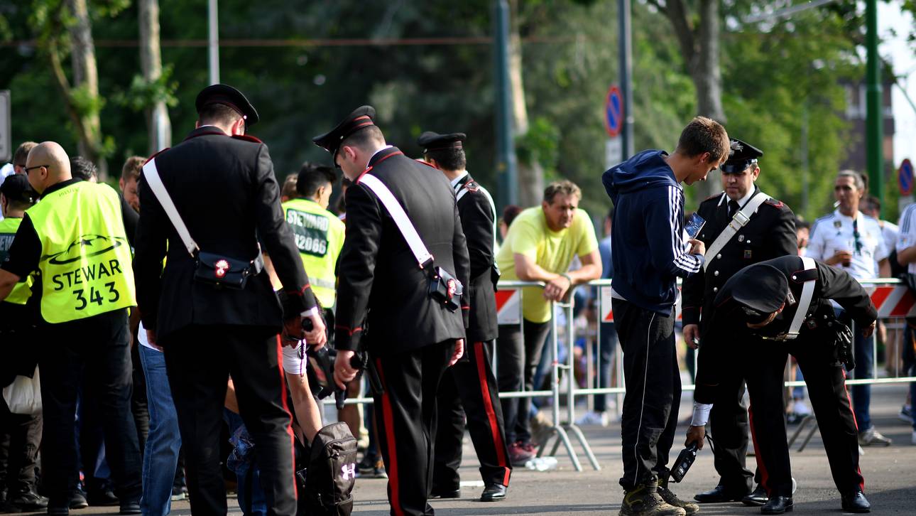 Atletico-Bus mit Steinen beworfen